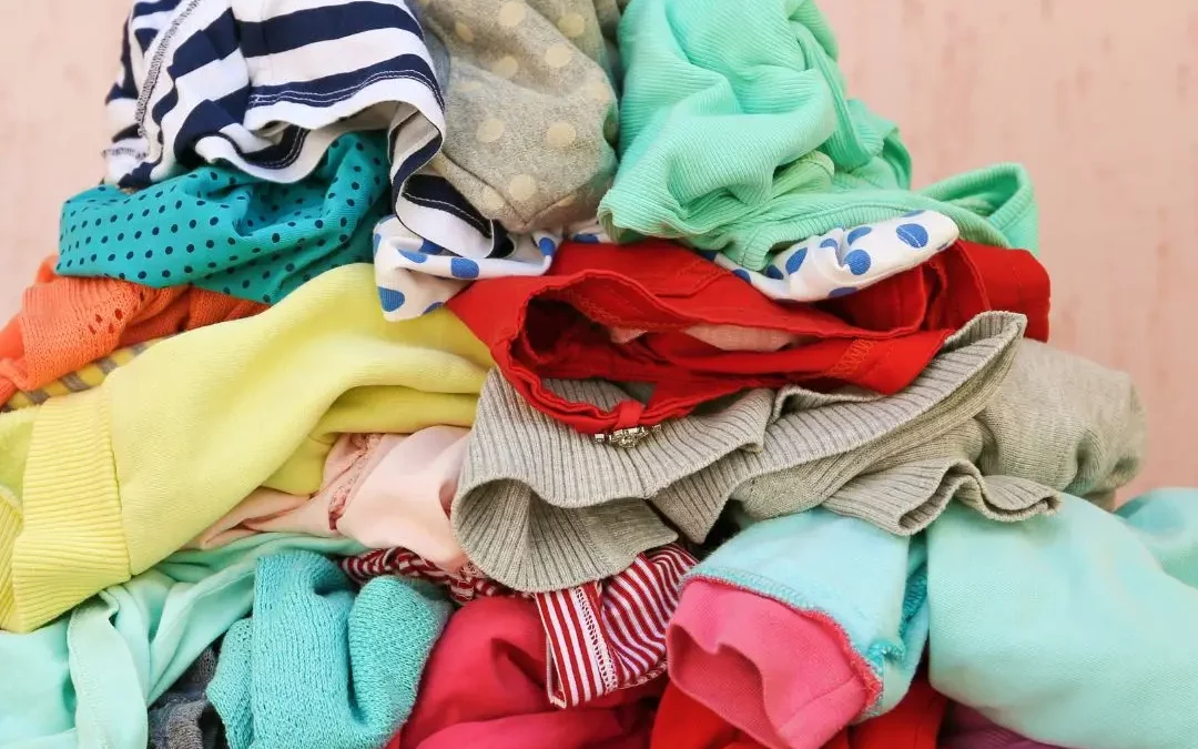 👕 Trop de vêtements d’enfants dans les placards ? 5 astuces pour faire du tri sans culpabiliser